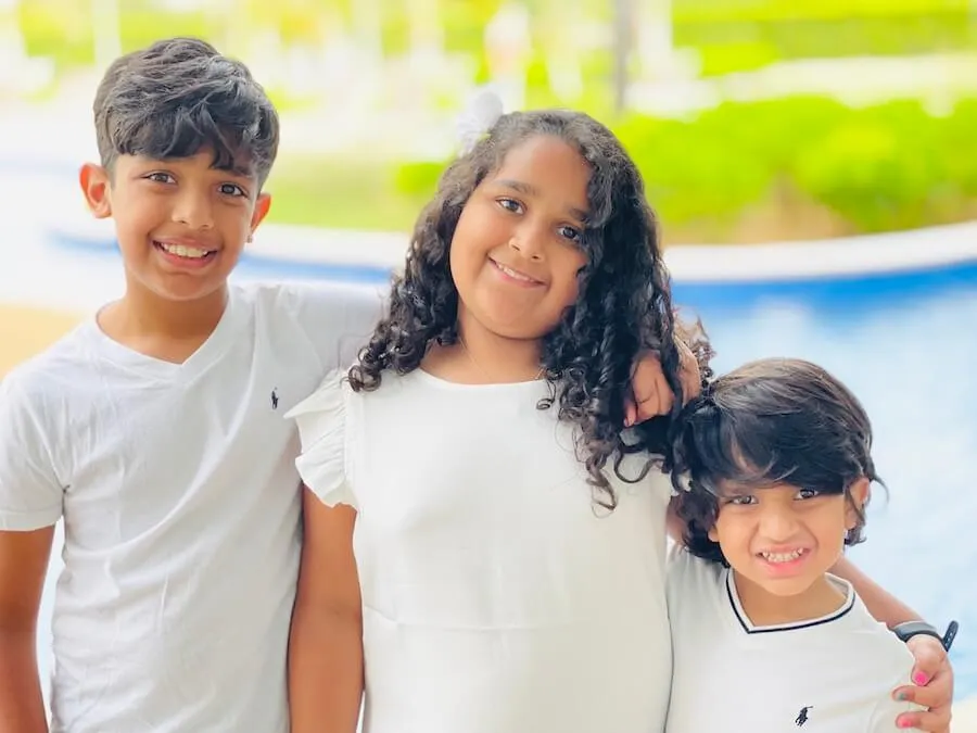 Un grupo de niños sonriendo